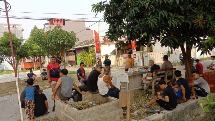 Belasan Warga Perumahan Puri Tamarin di RT 03 Bergotong Royong Bersihkan Fasum dan Taman