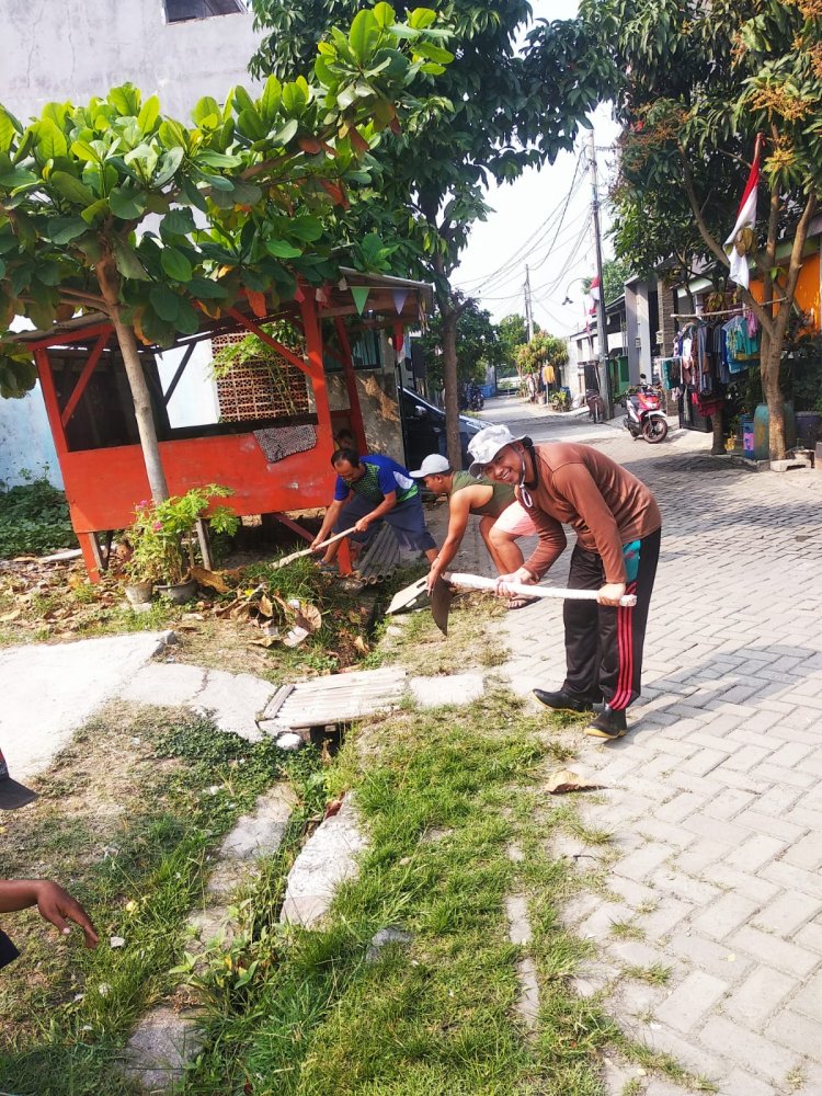 Warga RT 03 Perum Tamarin Bersatu dalam Kerja Bakti untuk persiapan Menghadapi Musim Hujan